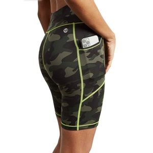 Bandier All Access High Waisted Center Stage 9in Pocket Bike Shorts Camo Med 1X